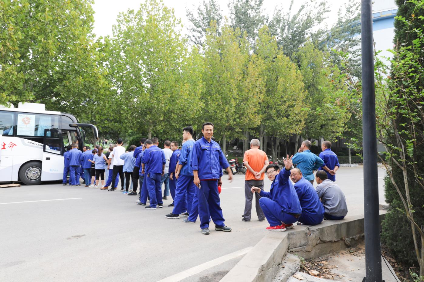 公司組織義務獻血 員工踴躍奉獻愛心