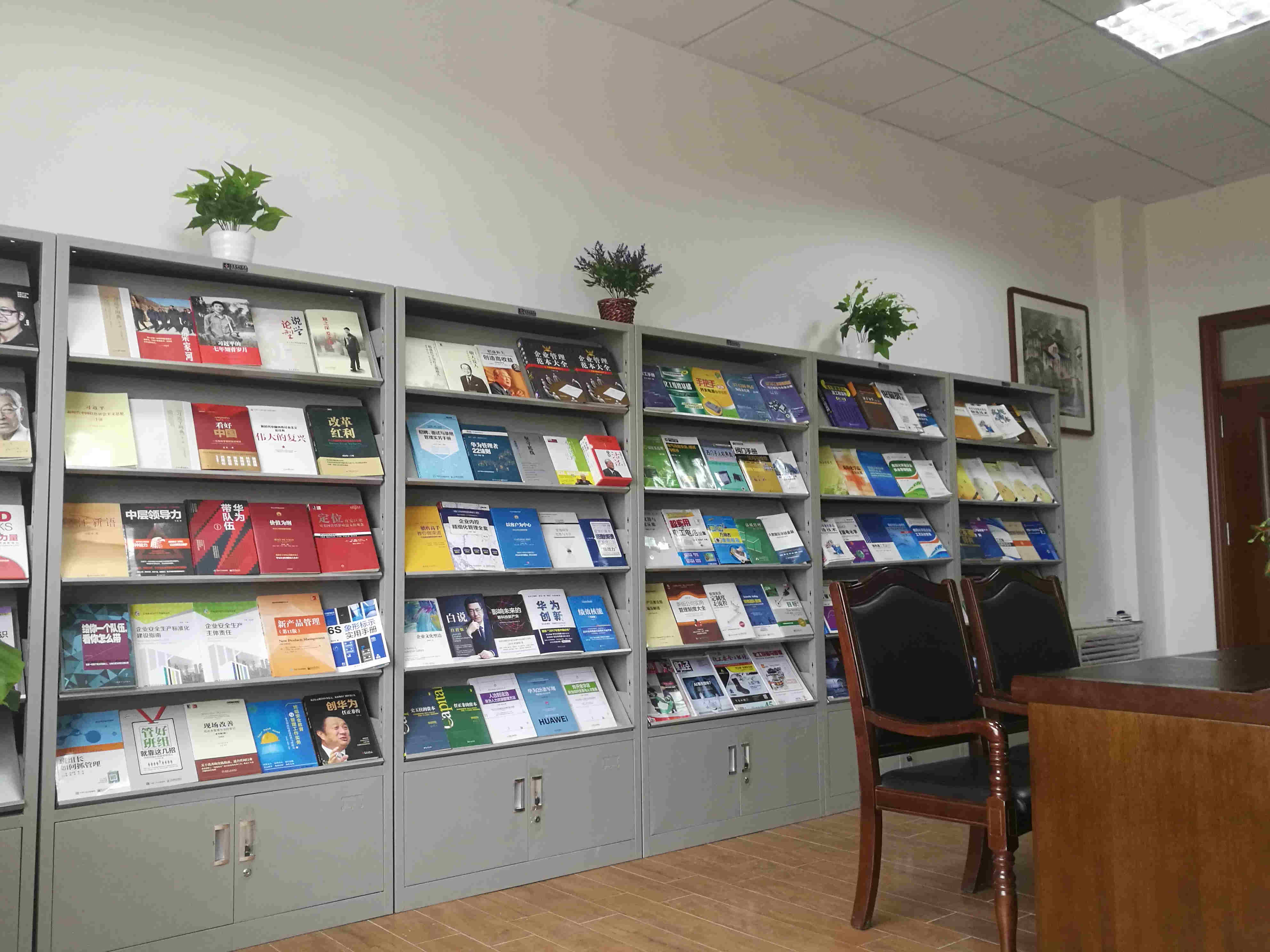 重山光電設(shè)立職工圖書閱覽室50
