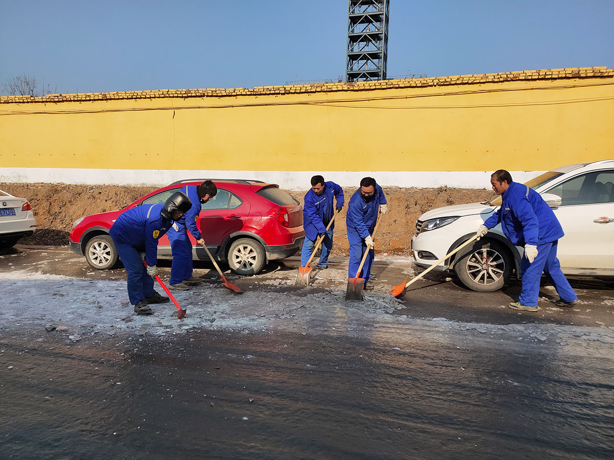 踐行致良知，義務(wù)鏟除道路積冰