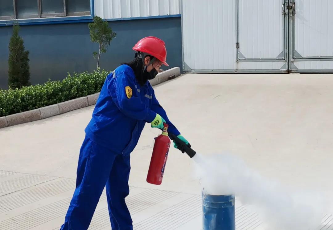 氟碳電池項(xiàng)目部舉行消防演練活動9