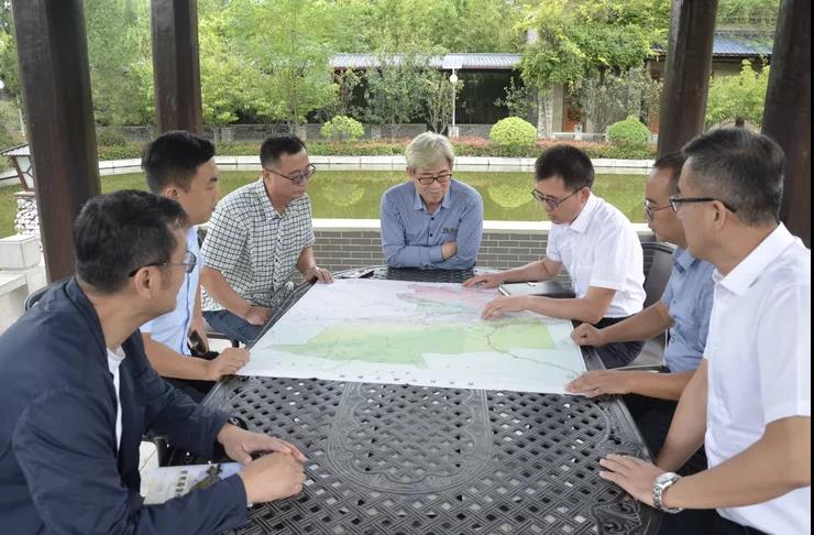 新疆若羌縣領(lǐng)導(dǎo)到重山集團考察