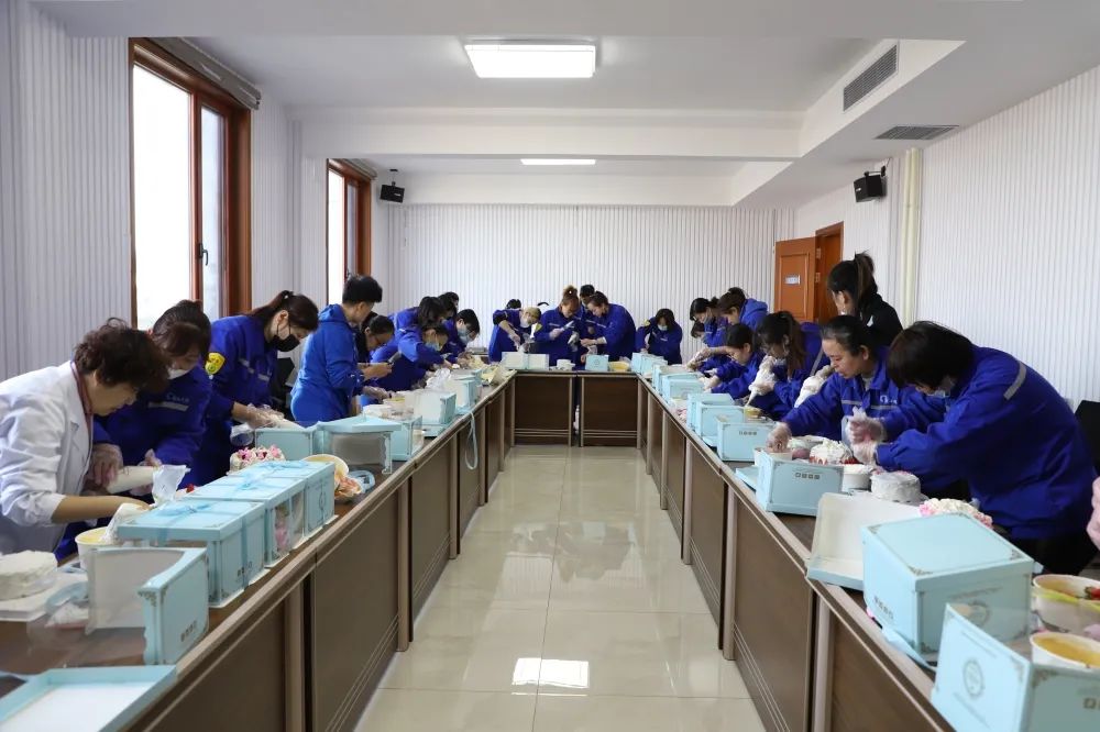 公司組織舉行“3.8女神節(jié)”蛋糕DIY活動(dòng)57