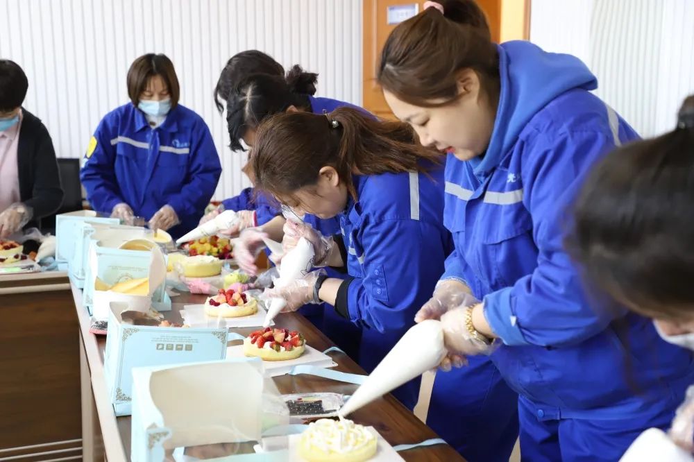 公司組織舉行“3.8女神節(jié)”蛋糕DIY活動(dòng)57
