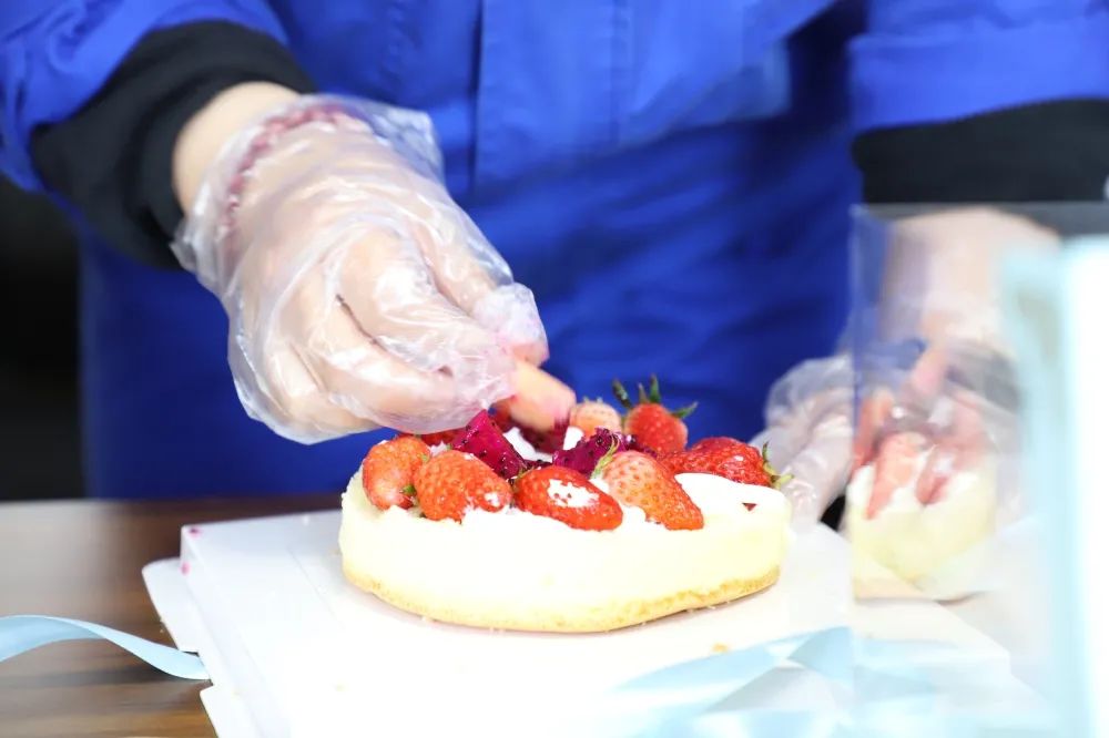 公司組織舉行“3.8女神節(jié)”蛋糕DIY活動(dòng)57