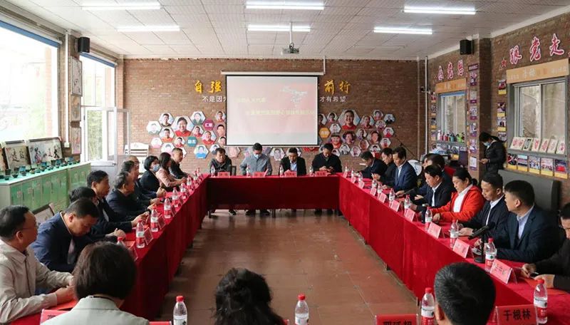 市人大代表、公司董事長李哲參加五級人大代表走進(jìn)憨兜家園愛心幫扶專題活動