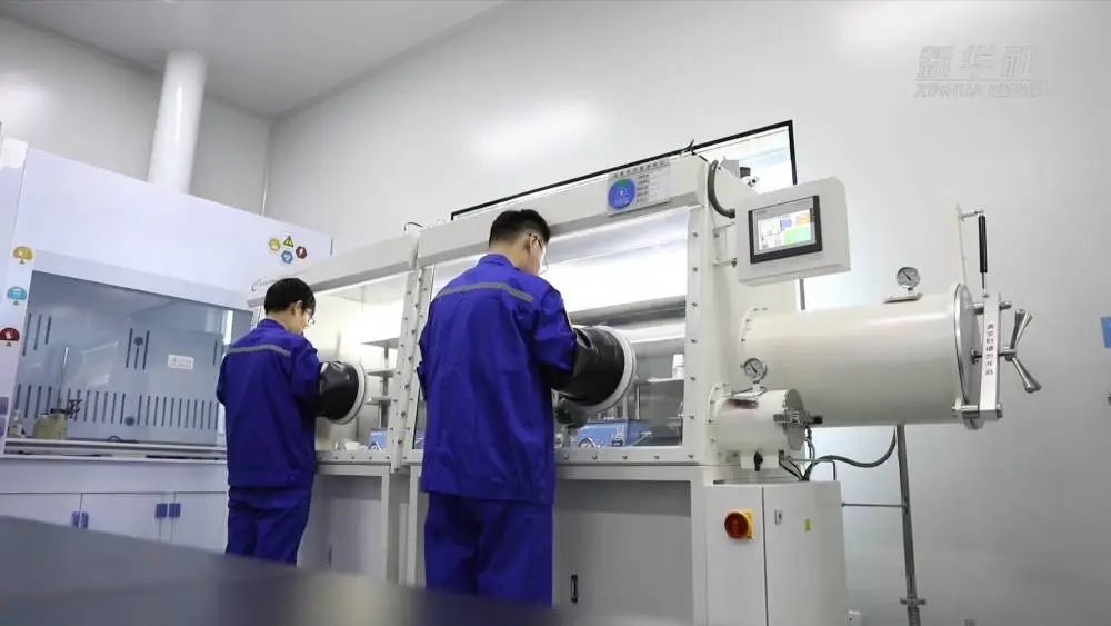 新華社報道: 重山光電科技創(chuàng)新引領(lǐng)傳統(tǒng)產(chǎn)業(yè)向“新”向“高”